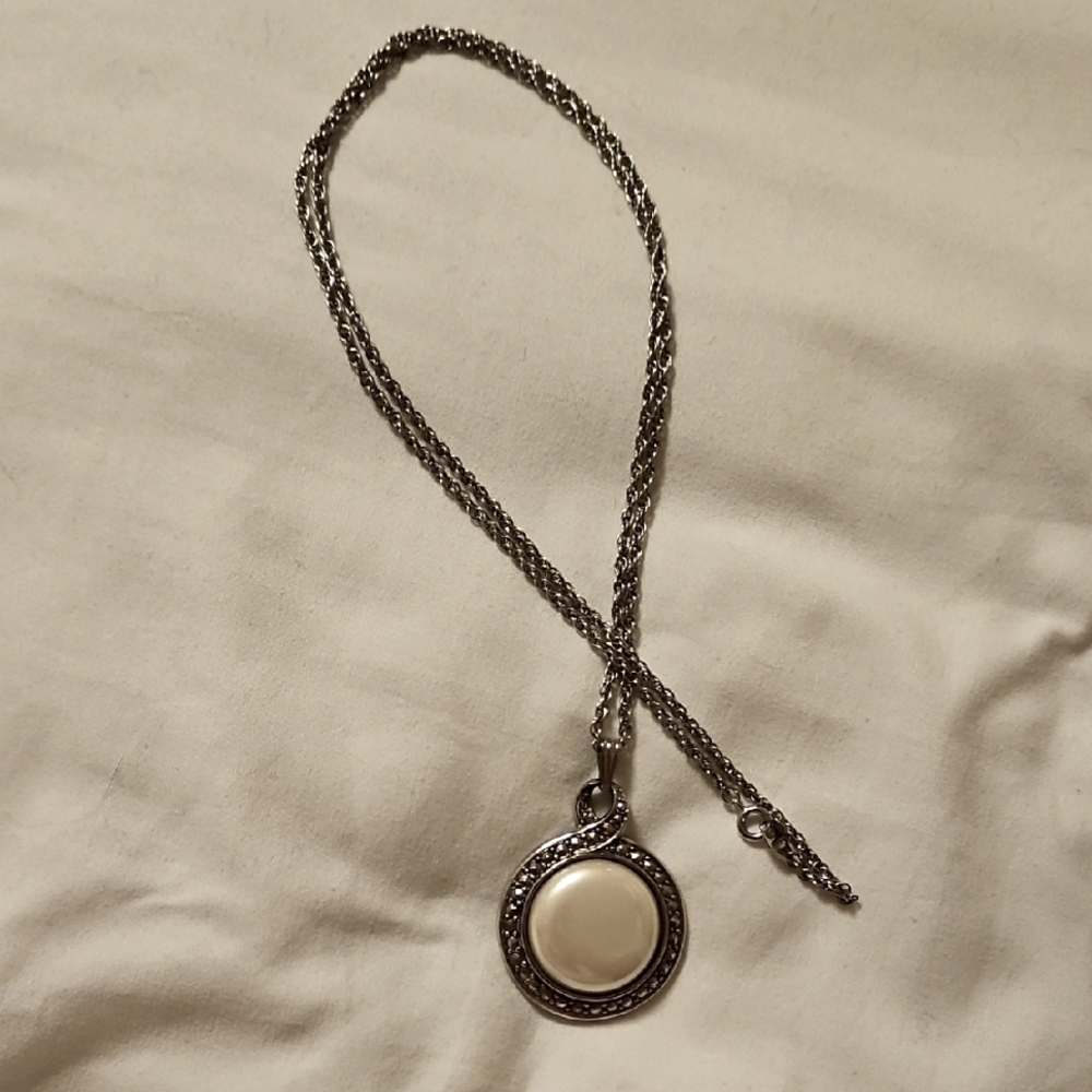 Avon Silver Pendant Necklace with Pearlesque Inset